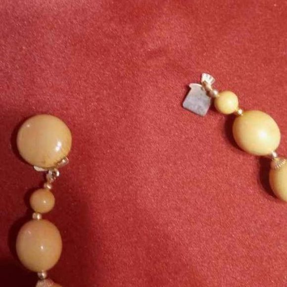 VINTAGE PLASTIC LARGE OVAL BEADS WITH GOLD TONE METAL CAPS WITH ROUND CLASP - Picture 5 of 5